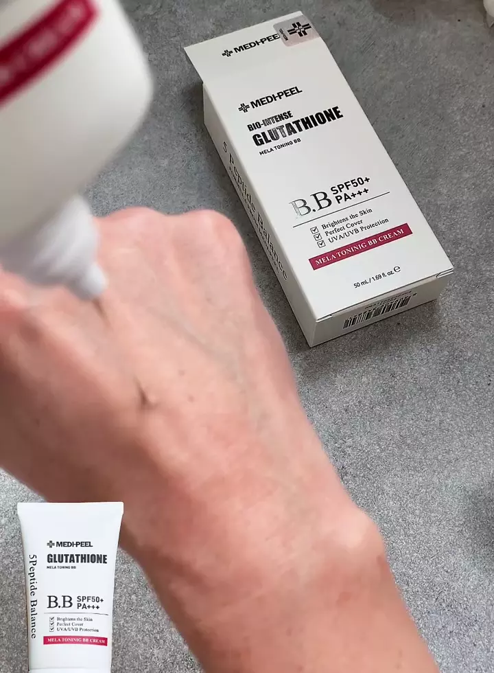 Текстура та колір BB-крему Medi peel Bio-Intense Glutathione Mela Toning BB Cream