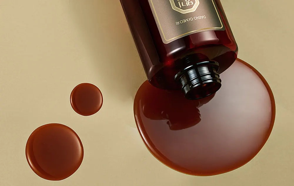 Восстанавливающий шампунь для волос "Черное золото" - Daeng Gi Meo Ri New Gold Black Shampoo, 500 мл - фото N2