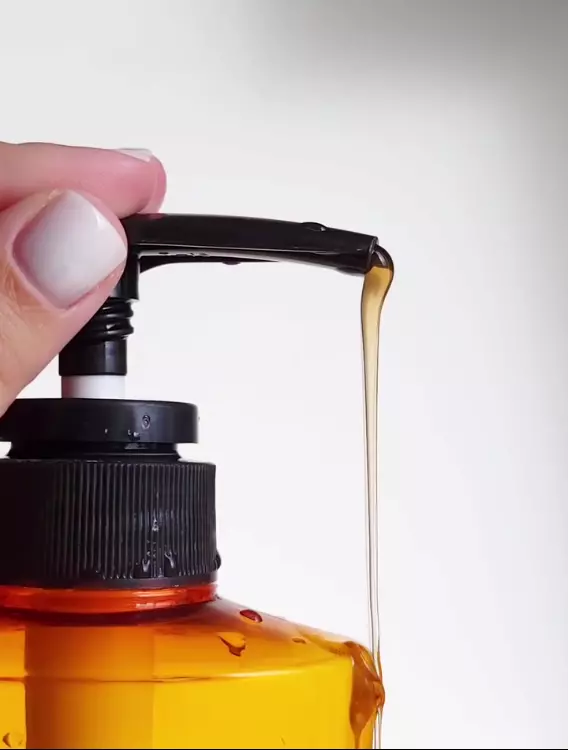 Текстура медового шампуня Daeng Gi Meo Ri Honey Intensive Therapy Shampoo
