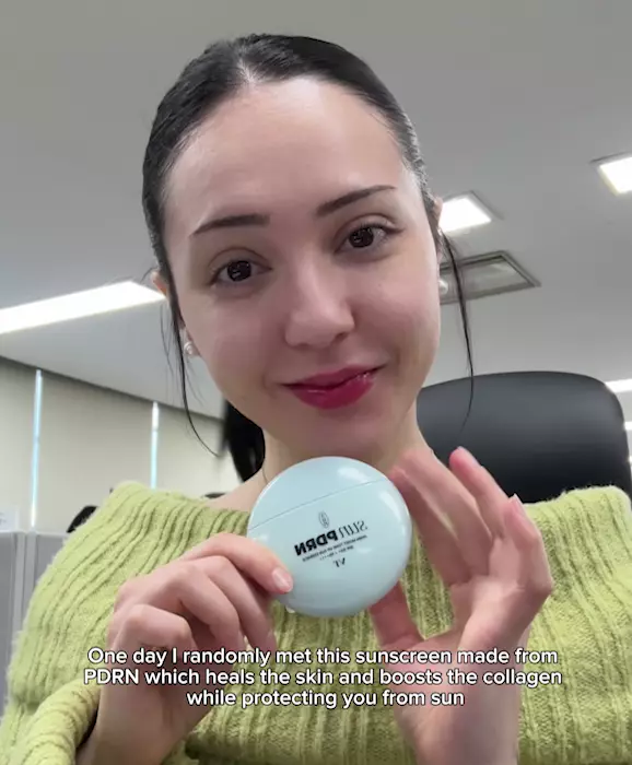 Текстура спф-крему VT Cosmetics PDRN Moist Tone Up Sun Essence SPF50+ PA++++