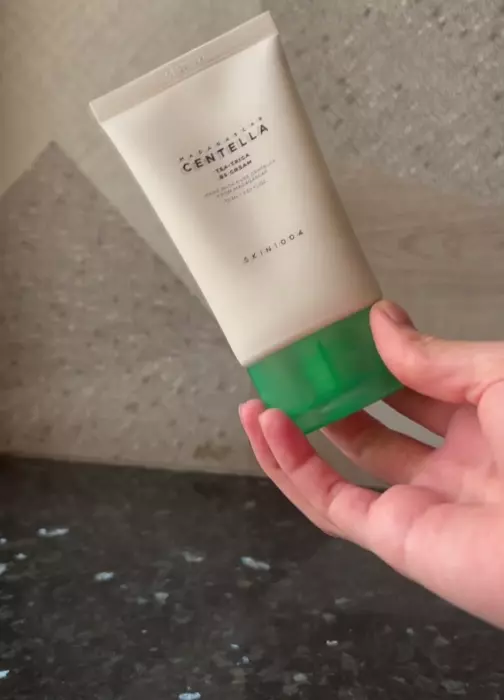 Текстура крему для проблемної шкіри SKIN1004 Madagascar Centella Tea-Trica B5 Cream