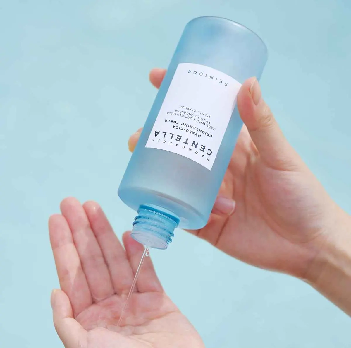 Освітлюючий тонер з гіалуроновою кислотою та центеллою - SKIN1004 Madagascar Centella Hyalu-Cica Brightening Toner, 2 ml - фото N3