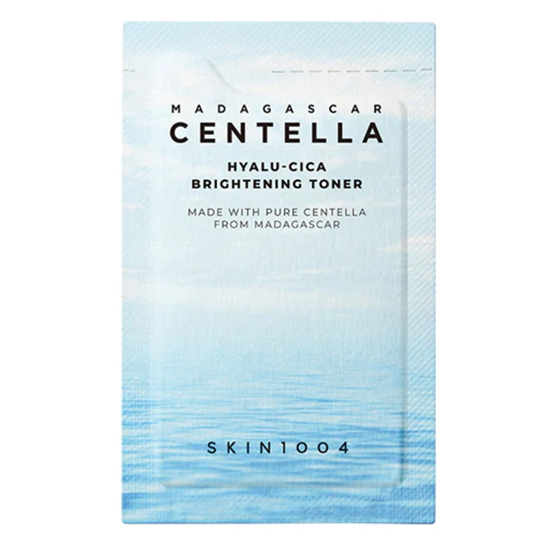 Освітлюючий тонер з гіалуроновою кислотою та центеллою - SKIN1004 Madagascar Centella Hyalu-Cica Brightening Toner, 2 ml - фото N1