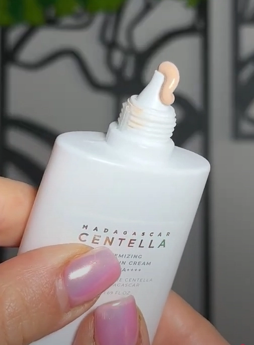 Тонуючий сонцезахисний крем - SKIN1004 Madagascar Centella Poremizing Tinted Sun Cream, 1,5 мл - фото N2