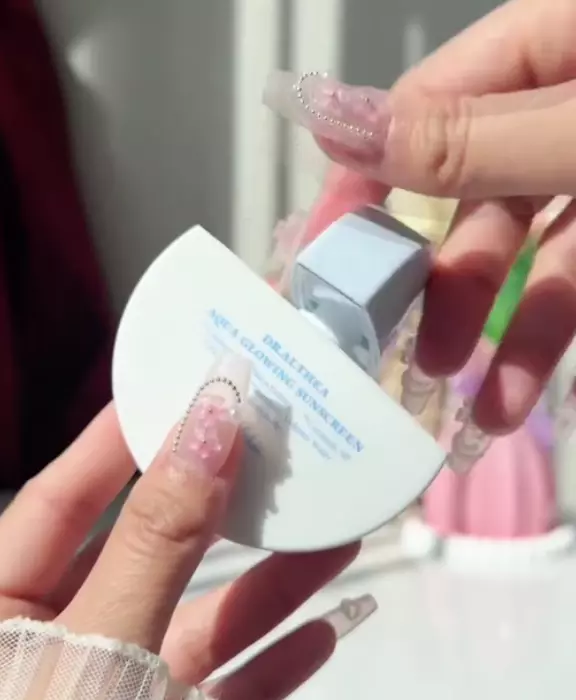 ПРОБНИК Сонцезахисний крем зволожуючий - Dr. Althea Aqua Glowing Sunscreen, 2 мл - фото N2