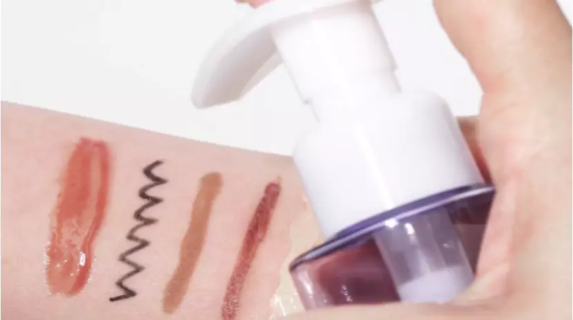 Удаление макияжа гидрофильным маслом Celimax Derma Nature Fresh Blackhead Jojoba Cleansing