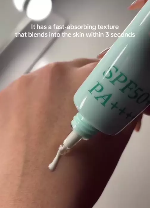 Текстура спф-крему NUMBUZIN No.1 Clear Filter Sun Essence SPF50+ PA++++