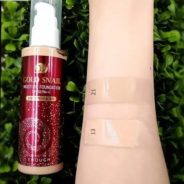 Свотчи тонального крема Enough Gold Snail Moisture Foundation SPF30+ PA++