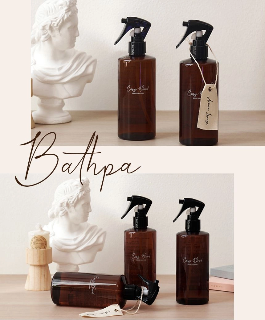 Парфумований спрей для одягу та дому - BATHPA Aroma Lounge Mood Perfume Dress Mist Cosy Wood, 300 мл - фото N3