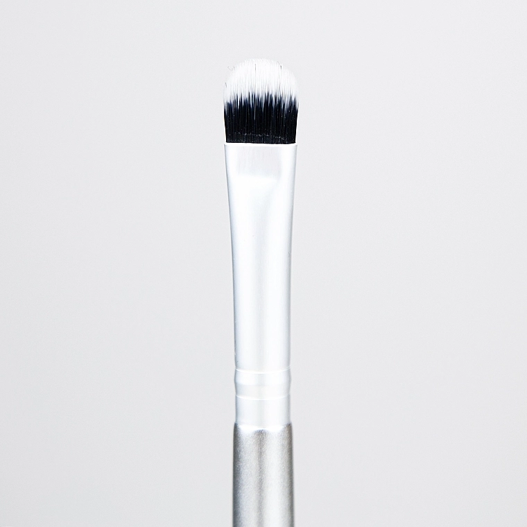TheBalm Flat Eyeshadow Brush Пензлик для нанесення тіней - фото N1
