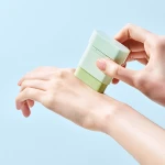 Охолоджуючий сонцезахисний стік - TOCOBO Cica Cooling Sun Stick SPF50+ PA++++ MINI, 11 г - фото N4