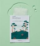 Успокаивающая тканевая маска с экстрактом иголок сосны - ROUND LAB Pine Calming Cica Mask Sheet, 1 шт - фото N2